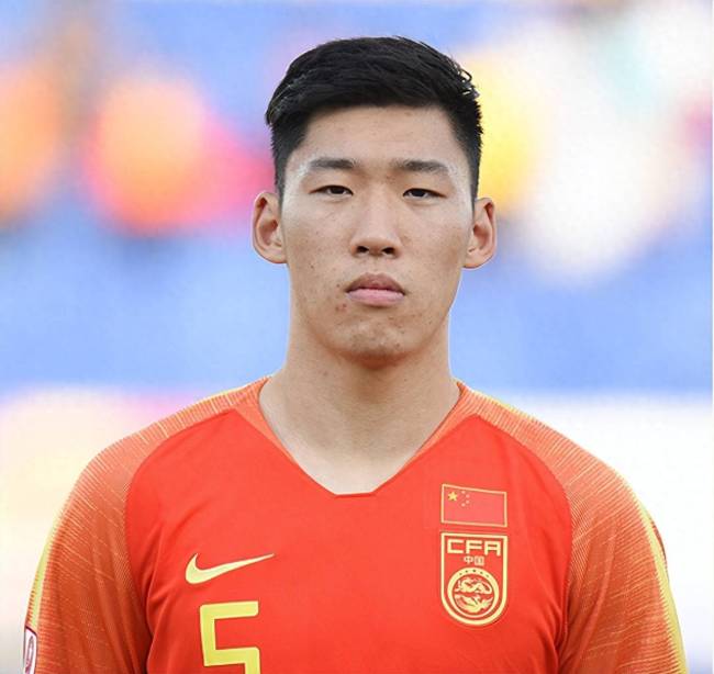 国足后防核心严重退化！2场3次冒顶 业余失误，险些玩死颜骏凌 朱辰杰表现判若两人